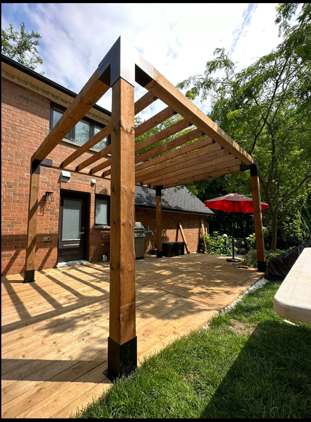 Poolside pergola with lounge — Pearl Improvements